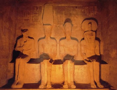 Santuario con Ptah, Amón-Ra , Ramsés II divinizado y Ra-Horajti