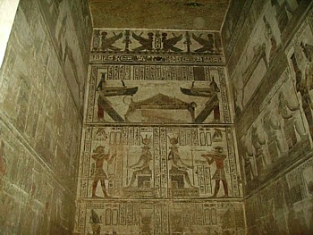 Uno de los dos colosos que flanquean la entrada al templo de Luxor