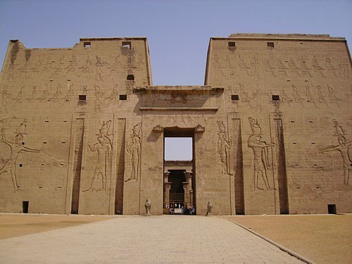 Pilonos de entrada del templo de Horus en Edfu